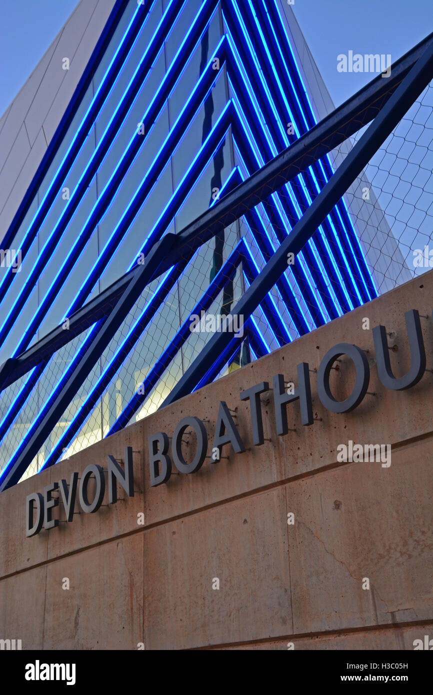 Das Devon Bootshaus bei Sonnenuntergang beherbergt die National High Performance Center und Oklahoma City University Rudern und Kanu-Teams. Stockfoto