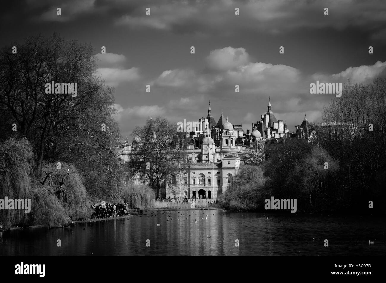 London (UK): St. James's Park und der Horse Guards, die Gebäude im Hintergrund. Stockfoto