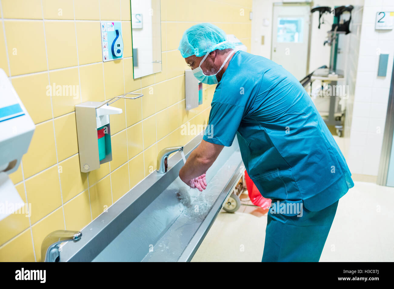 Chirurg, waschen ihre Hände am Waschbecken Stockfoto