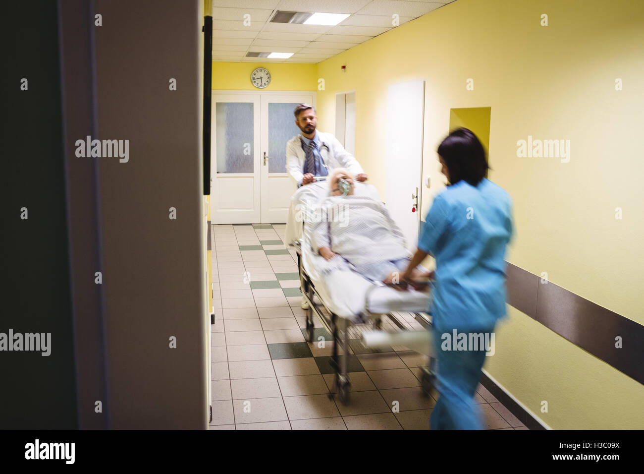 Bild von Arzt und Krankenschwester schob ein senior Patient auf Bahre zu verwischen Stockfoto