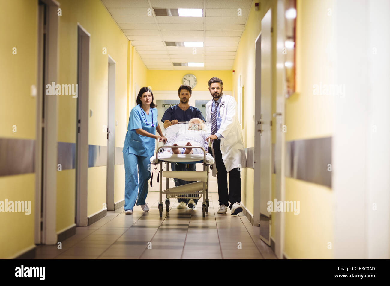 Arzt und Krankenschwester schob ein senior Patient auf Keilrahmen Stockfoto