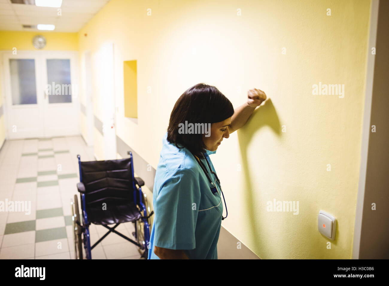 Deprimiert Krankenschwester stehen im Flur Stockfoto