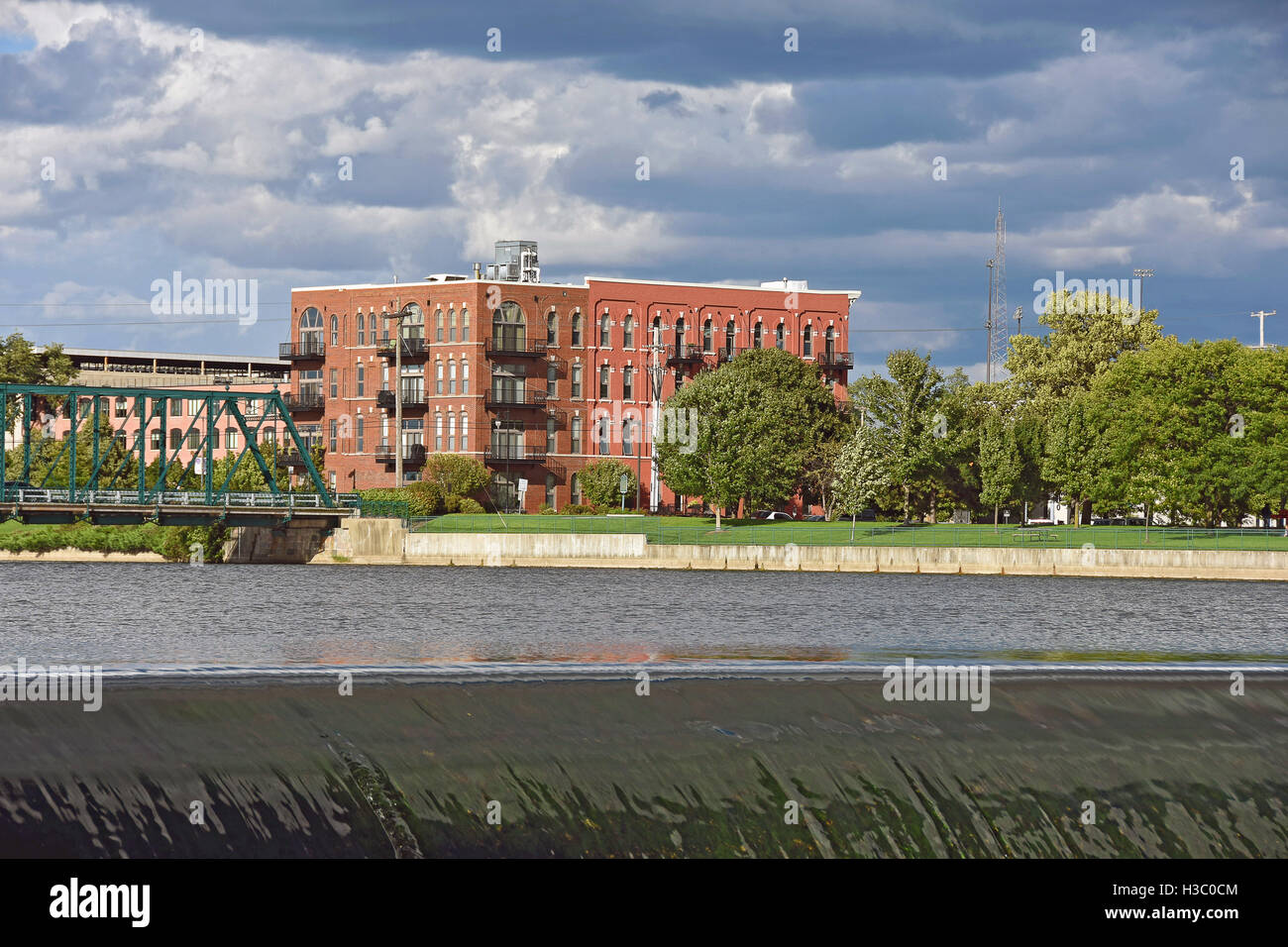 alten Backsteingebäude auf dem Grand River in Grand Rapids Michigan Stockfoto