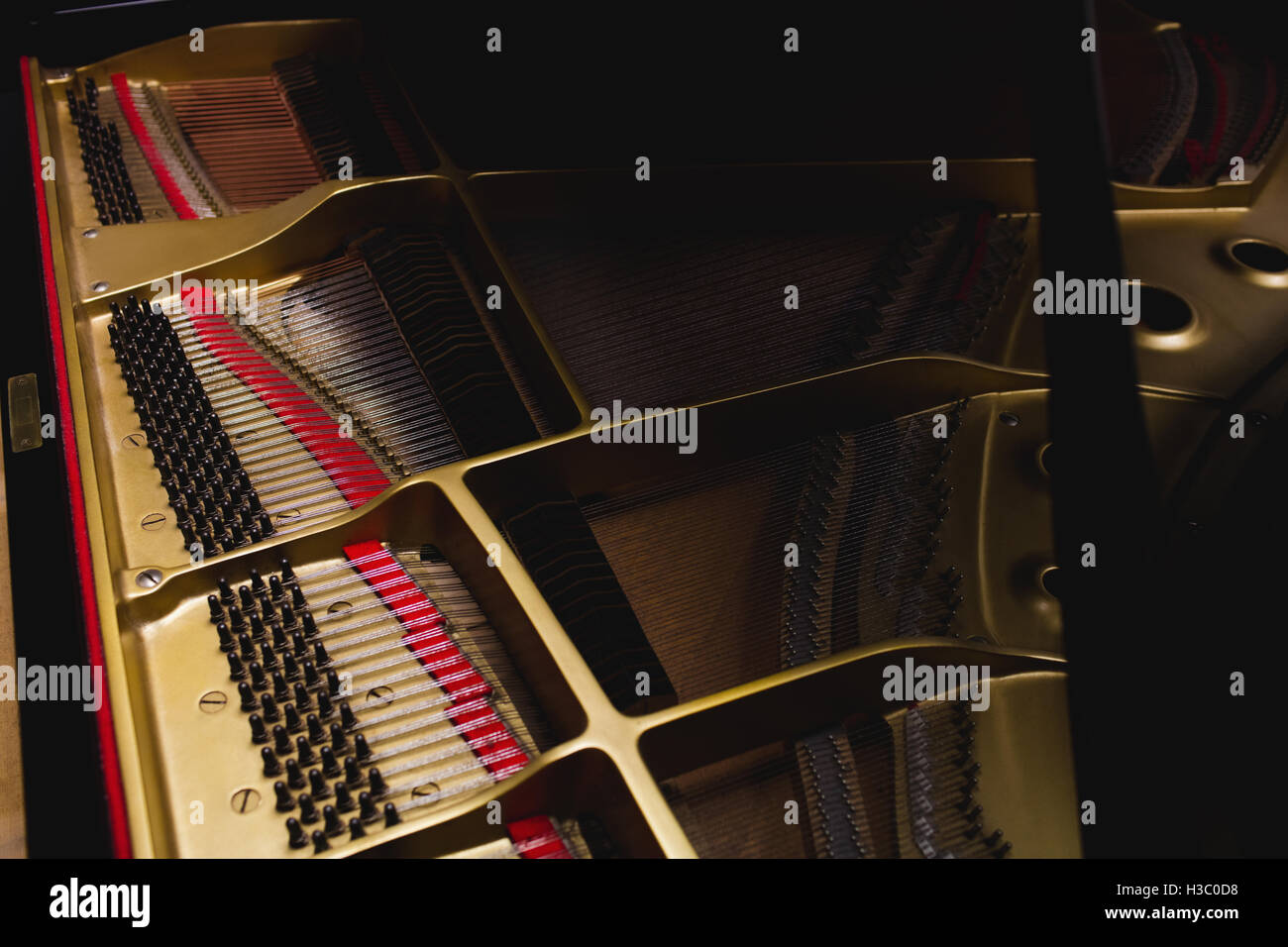 Offenen Klaviersaiten Stockfoto