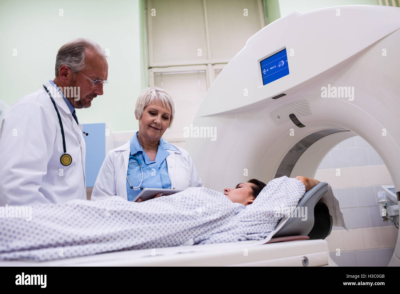 Ärzte, die Interaktion mit Patienten im Zimmer-scanning Stockfoto