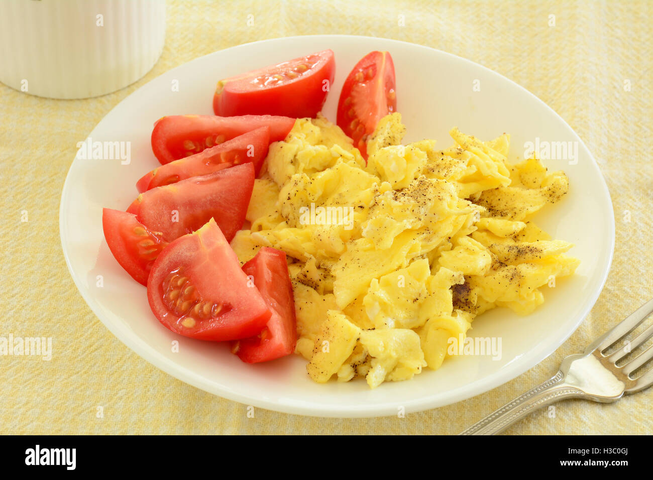 Bauernhof Frisches Rührei mit nach Hause für ein gesundes Frühstück reife Tomaten angebaut Stockfoto