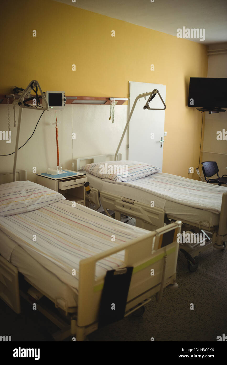 Gemeinden (leer) mit Betten und medizinischen Geräten Stockfoto