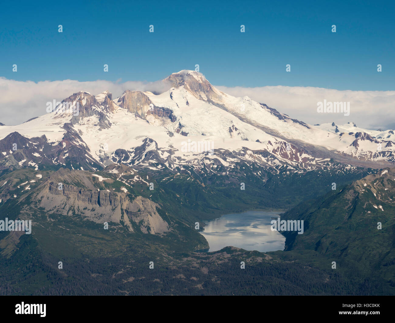 Luftaufnahme des Iliamna Vulkan und Hickerson See im Vordergrund. Lake-Clark-Nationalpark, Alaska. Stockfoto