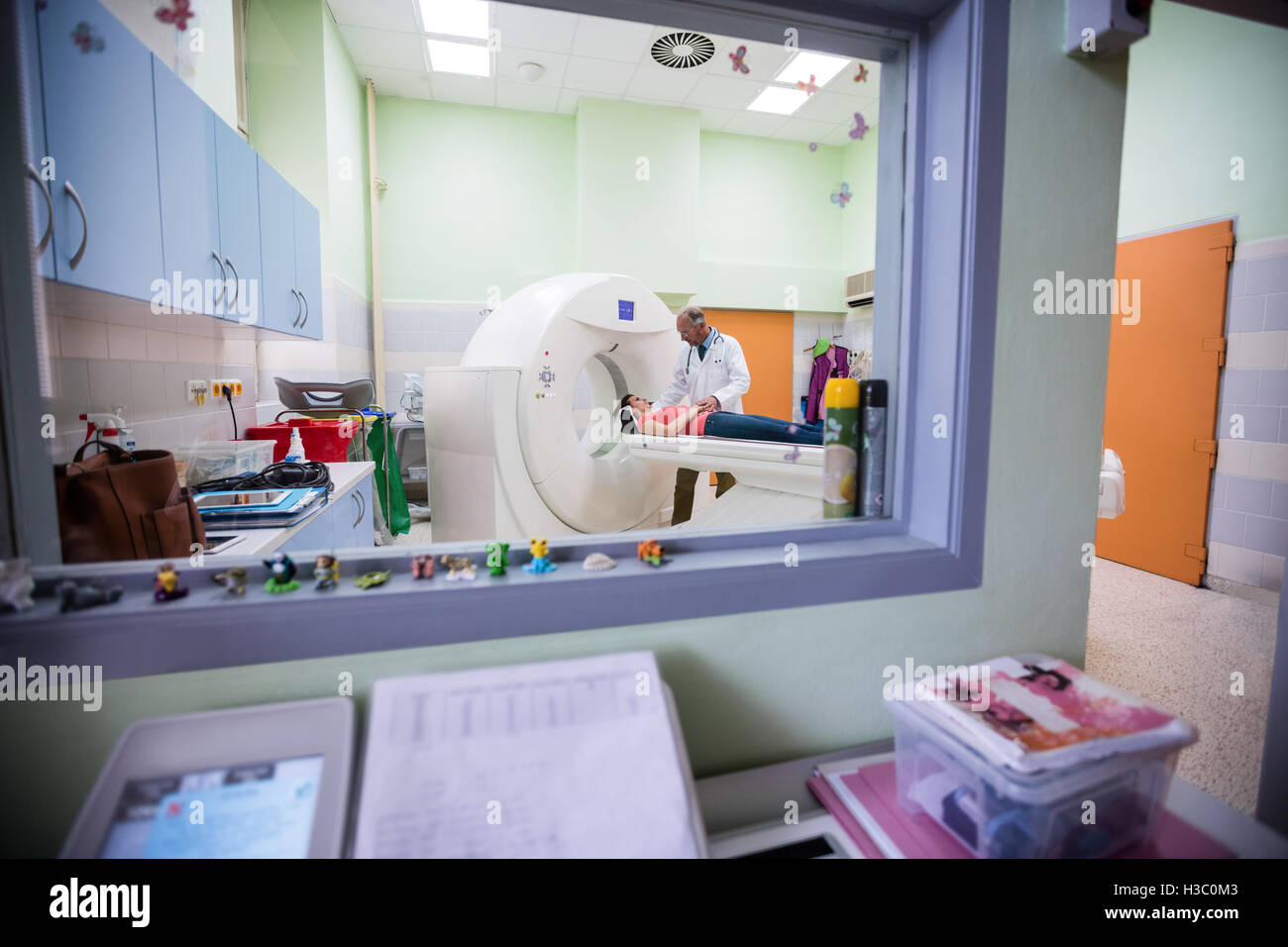 Patienten in MRT-Scan-Gerät Stockfoto