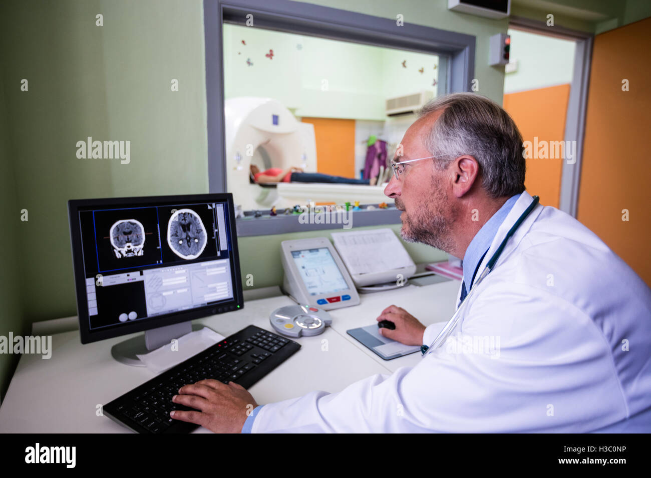 Arzt Untersuchung Gehirn-MRT-Untersuchung auf computer Stockfoto