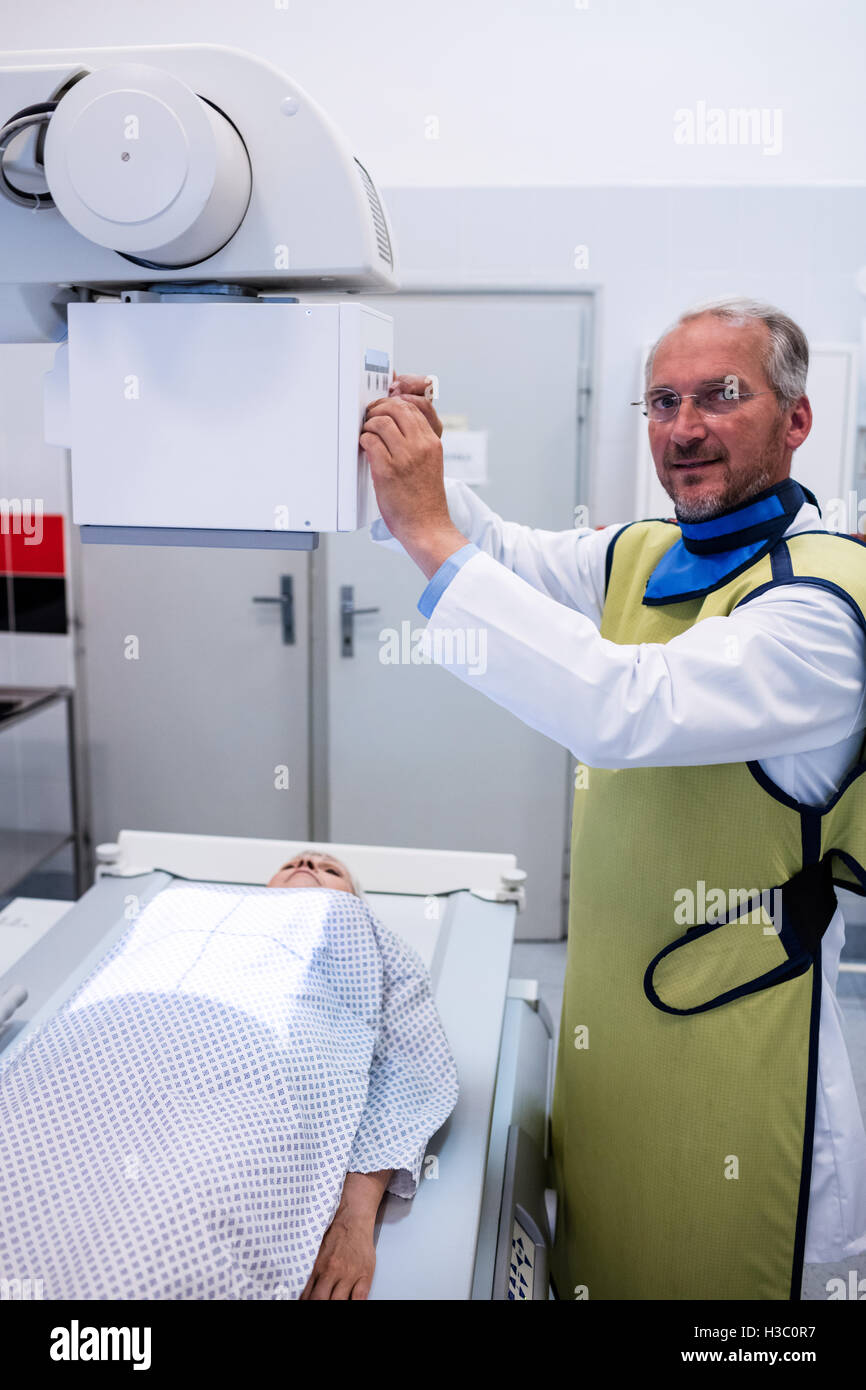 Arzt mit Röntgengerät, Patienten zu untersuchen Stockfoto