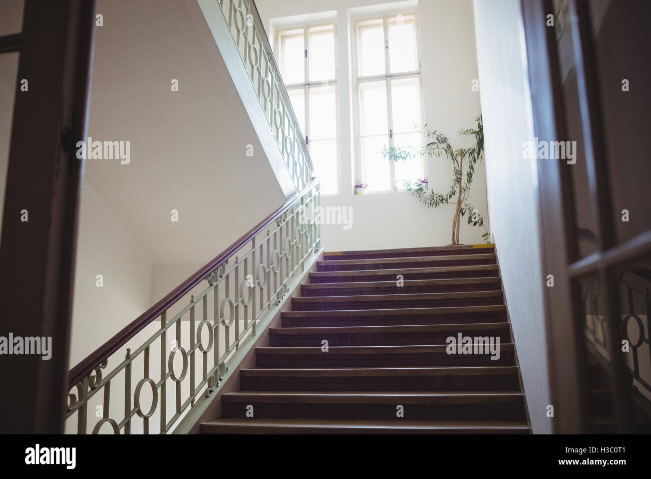 Eine leere moderne Treppe Stockfoto