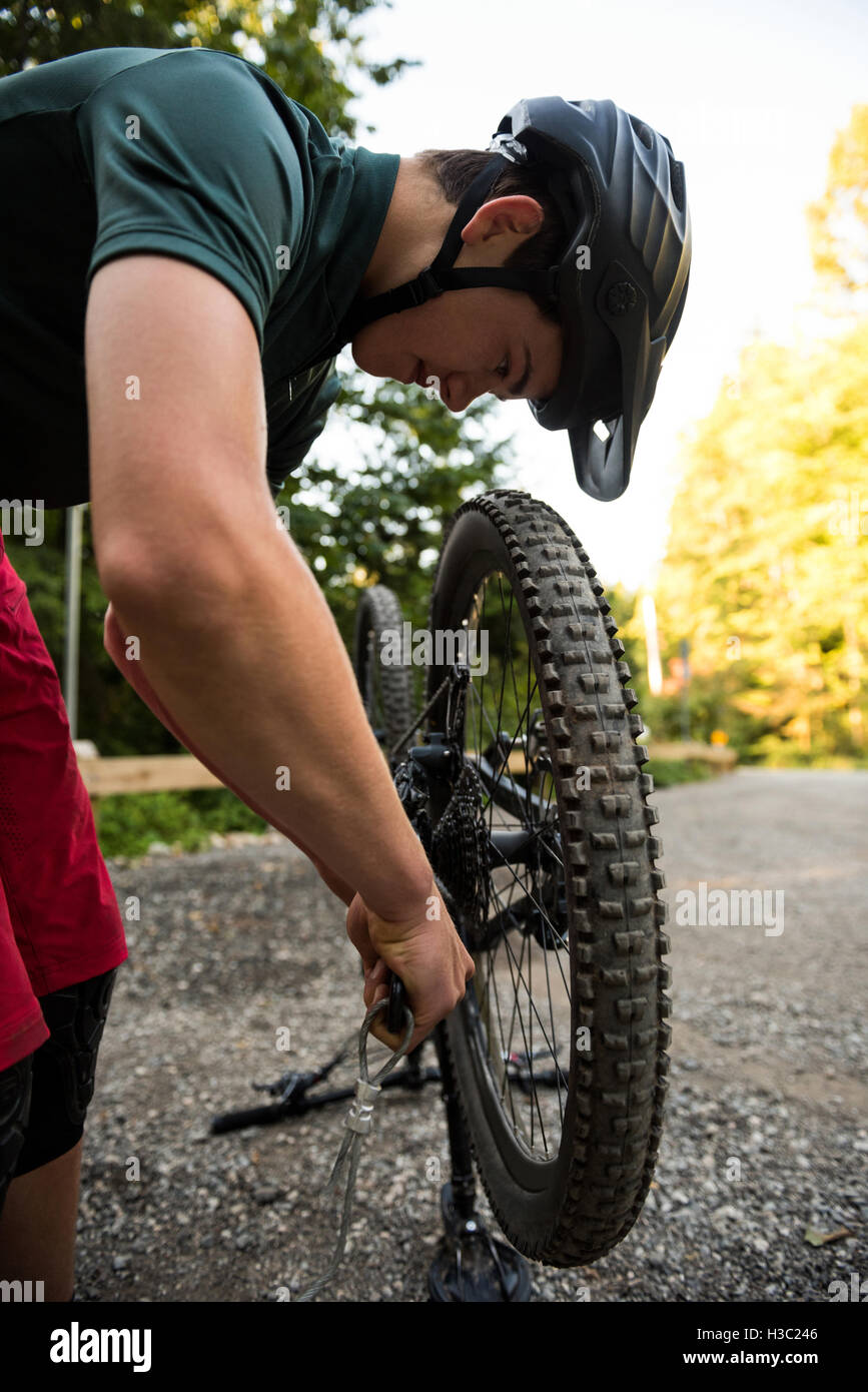 Mountainbike, Fitness oder Radfahrer Fixierung Kette in Bewegung