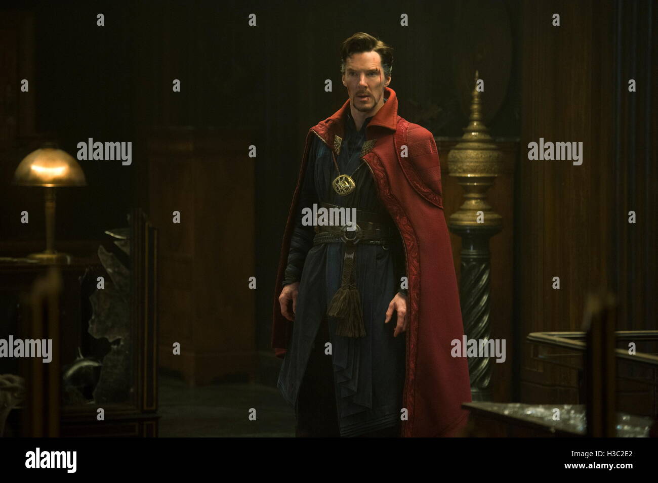 Datum der Freigabe: 4. November 2016 Titel: Doctor Strange STUDIO: Marvel Studios Regisseur: Scott Derrickson PLOT: Nachdem seine Karriere zerstört ist, bekommt ein brillanten, aber arroganter und eingebildeter Chirurgen ein neues auf Leben wenn ein Zauberer ihn unter ihre Fittiche nimmt und trainiert er die Welt gegen böse Bild zu verteidigen: Benedict Cumberbatch als Dr. Stephen Strange (Credit: C Marvel Studios/Entertainment Bilder /) Stockfoto