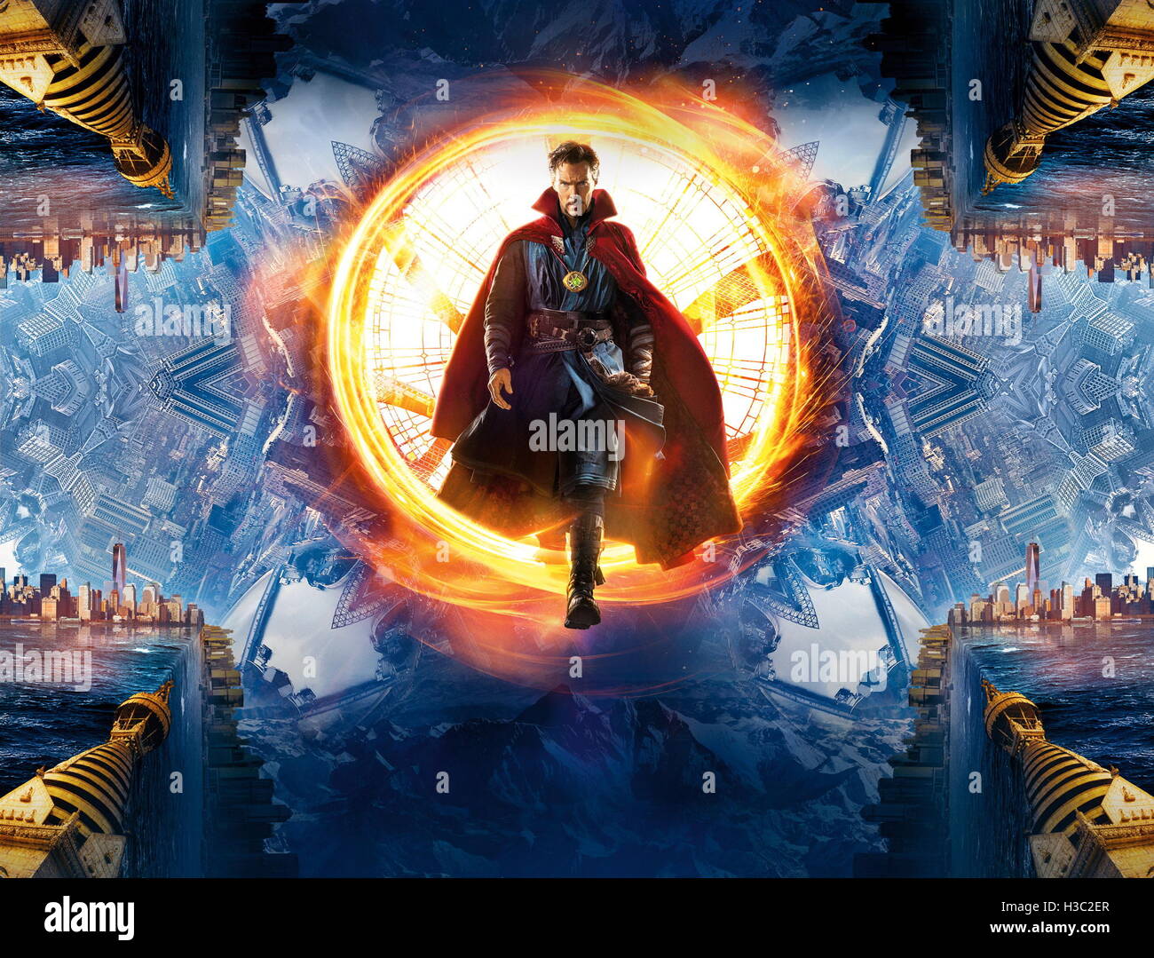 Datum der Freigabe: 4. November 2016 Titel: Doctor Strange STUDIO: Marvel Studios Regisseur: Scott Derrickson PLOT: Nachdem seine Karriere zerstört ist, bekommt ein brillanten, aber arroganter und eingebildeter Chirurgen ein neues auf Leben wenn ein Zauberer ihn unter ihre Fittiche nimmt und trainiert er die Welt gegen böse Bild zu verteidigen: Benedict Cumberbatch als Dr. Stephen Strange (Credit: C Marvel Studios/Entertainment Bilder /) Stockfoto