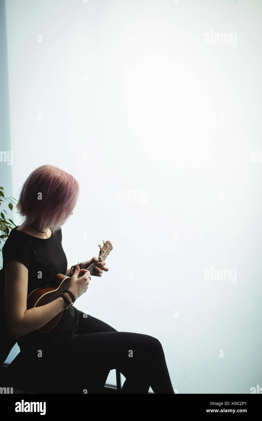 Frau spielt Gitarre Stockfoto