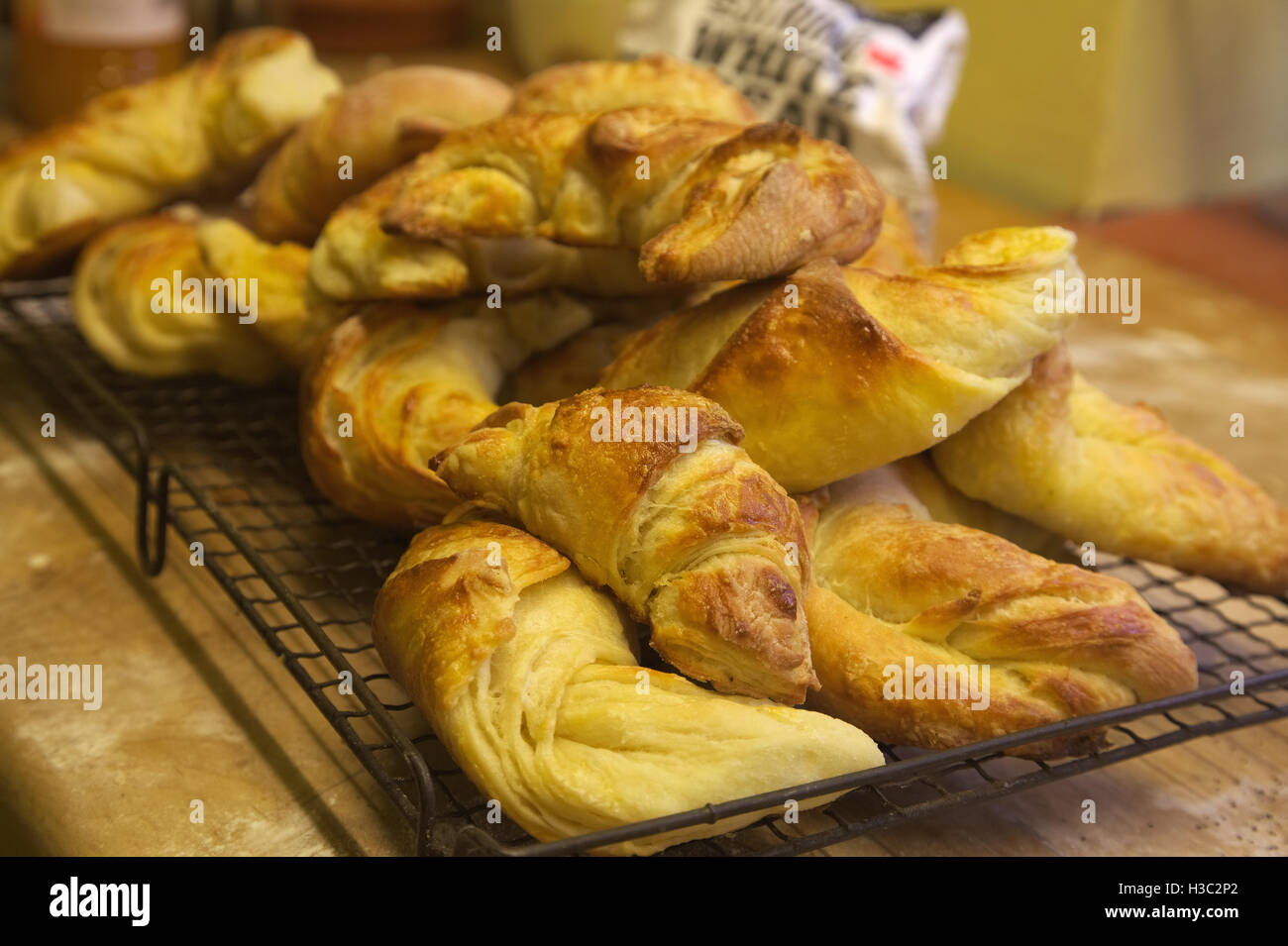 Inländische Backen - hausgemachte Croissants Stockfoto