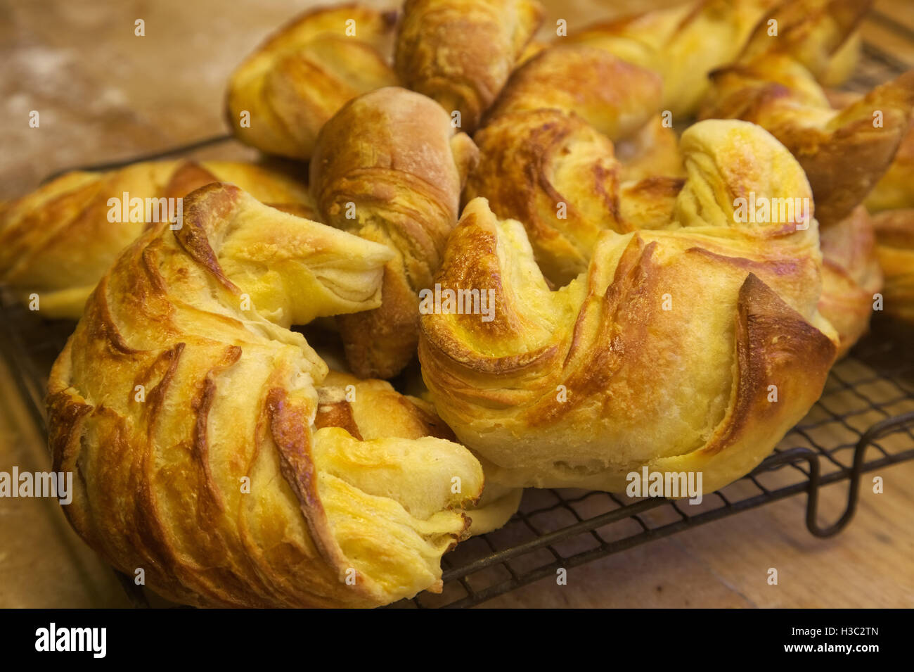 Inländische Backen - hausgemachte Croissants Stockfoto