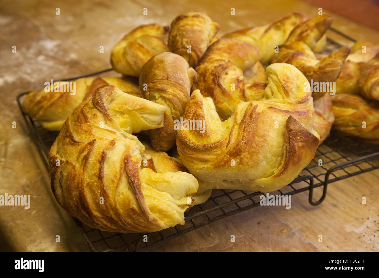 Inländische Backen - hausgemachte Croissants Stockfoto