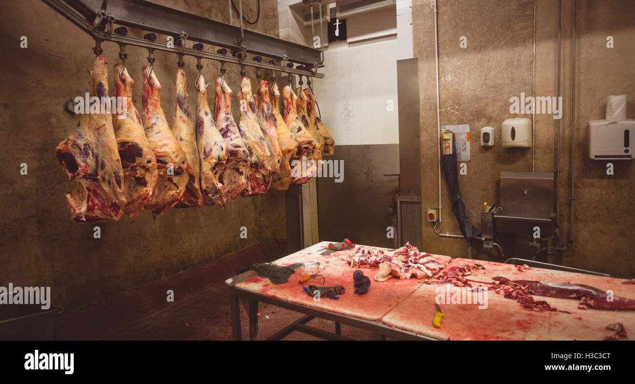 Geschälte rote Fleisch hängen in den Lagerraum Stockfoto