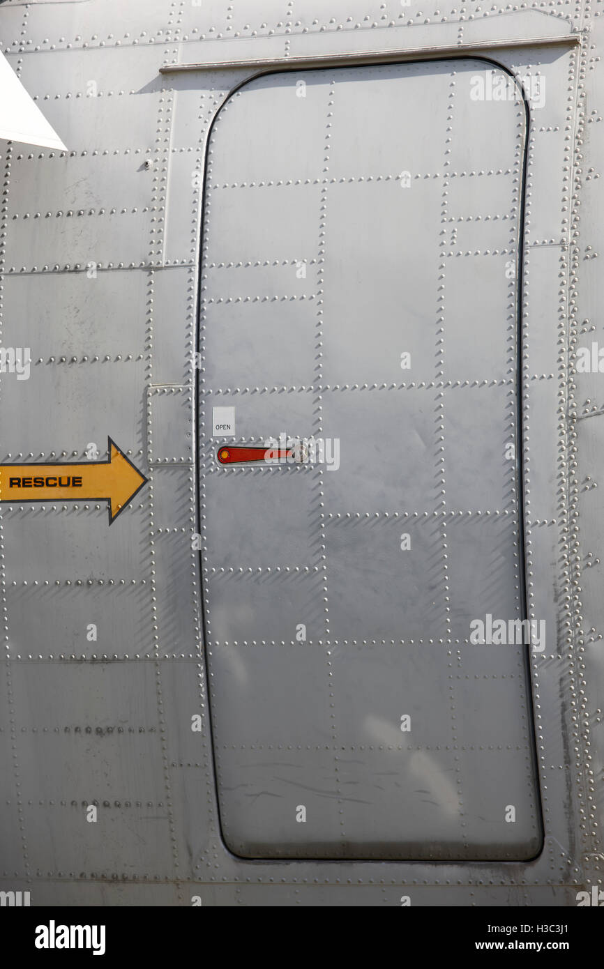 Metallische Flugzeug Notfall und Rettung Tür. Vertikal Stockfoto