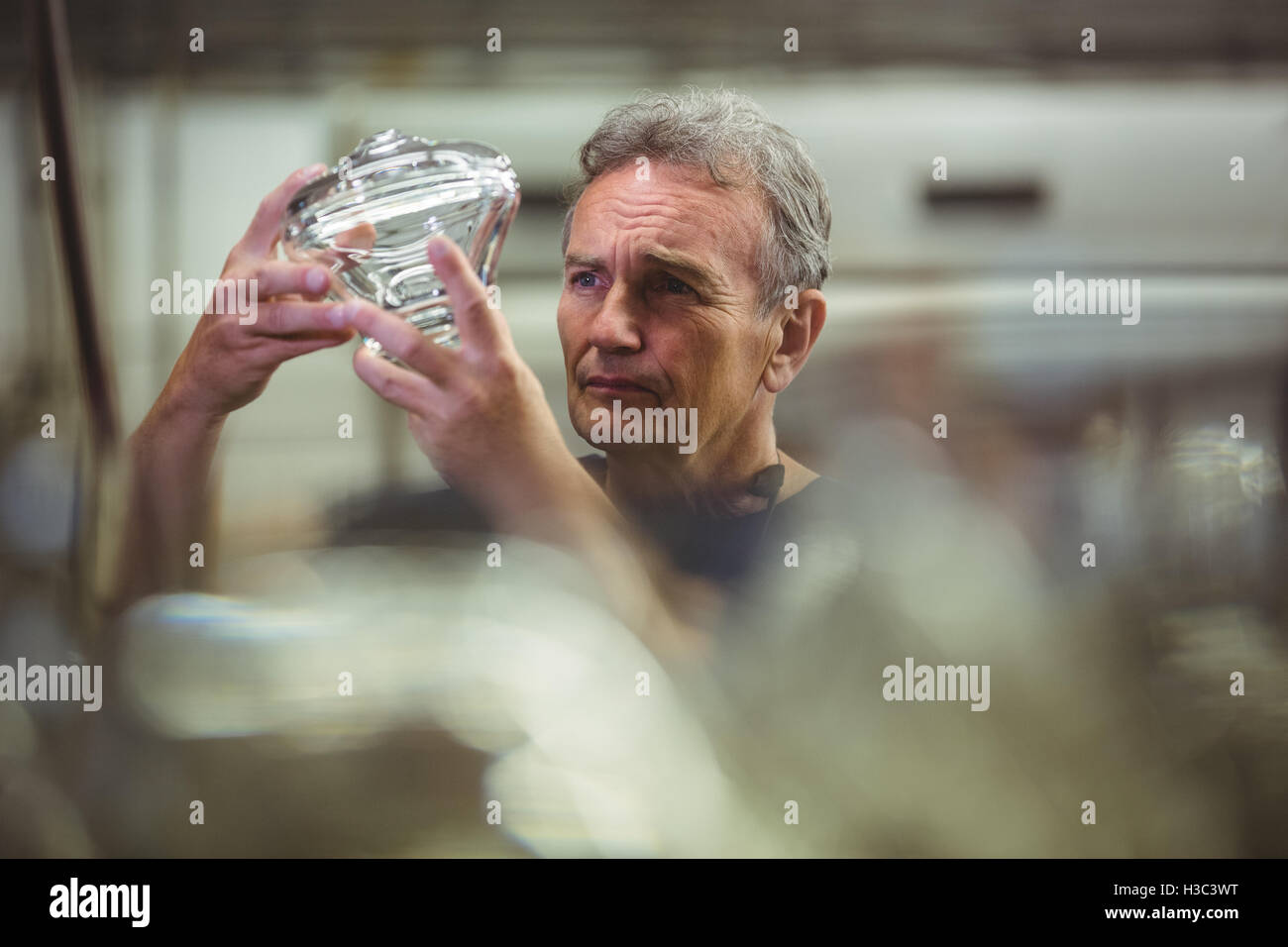 Glasbläser Prüfung Glaswaren Stockfoto