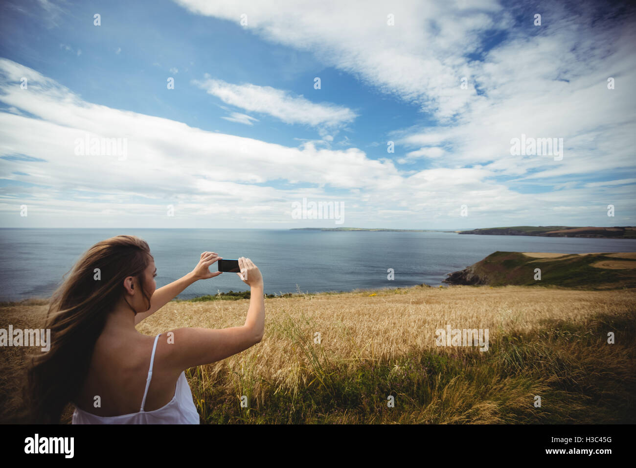 Frau, die Selfie mit Smartphone im Feld Stockfoto