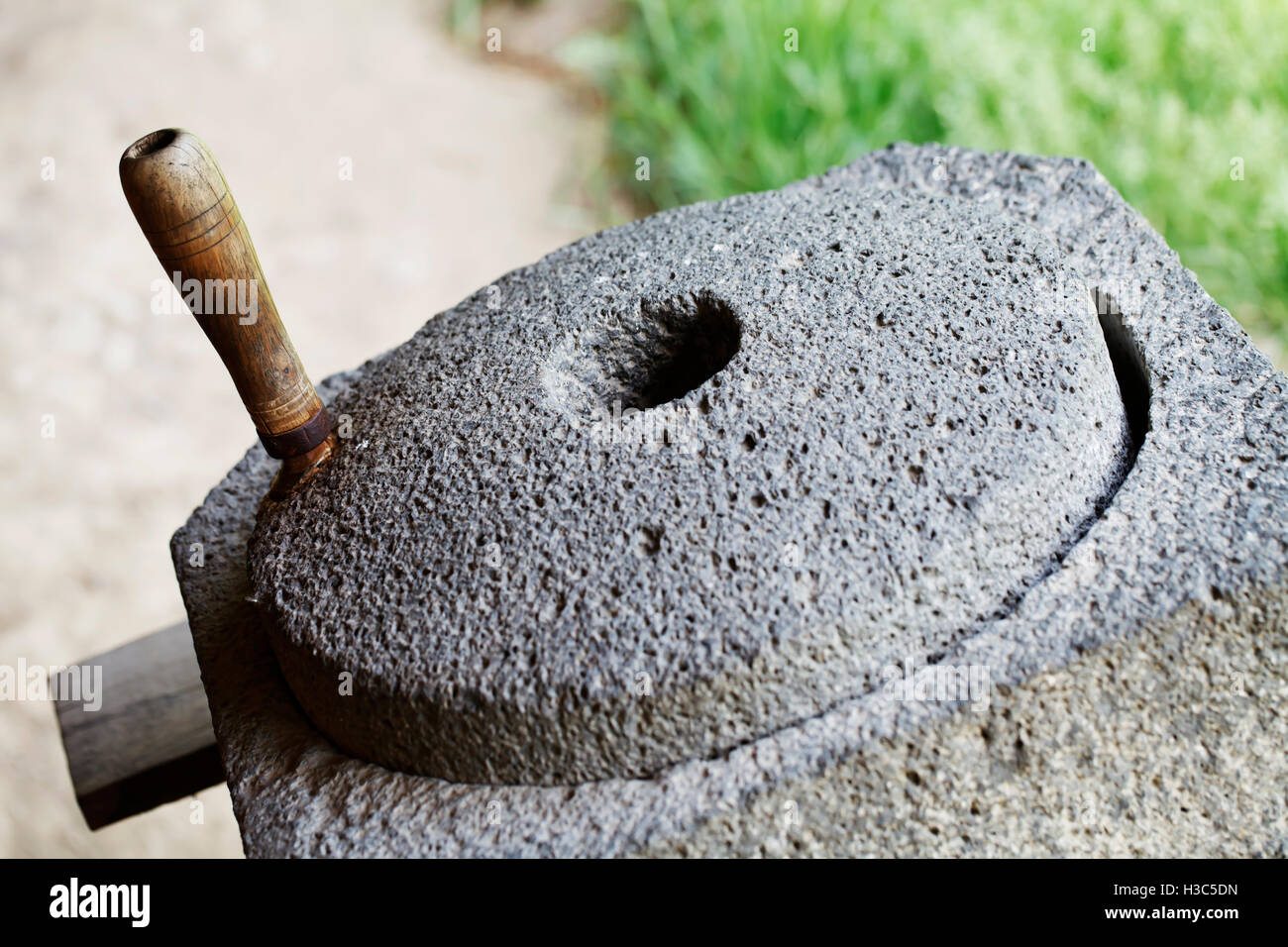 ein Stein Mühlstein, manuelle Verarbeitung von Getreide, alte Traditionen Stockfoto