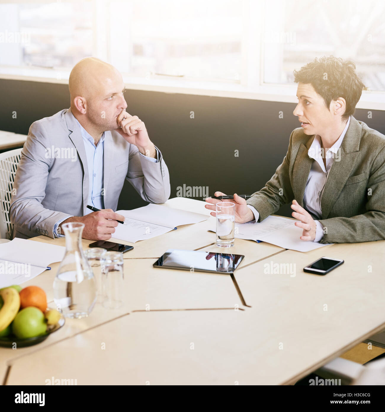 Geschäftsfrau Explaing ihr Stratergy mit männlichen Geschäftspartner Stockfoto