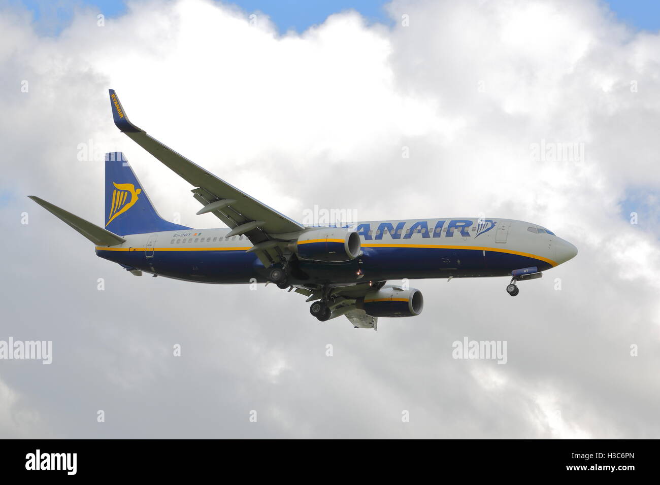 Ryanair Boeing 737-800 nächste Gen EI-DWY Annäherung an Flughafen Birmingham, UK Stockfoto