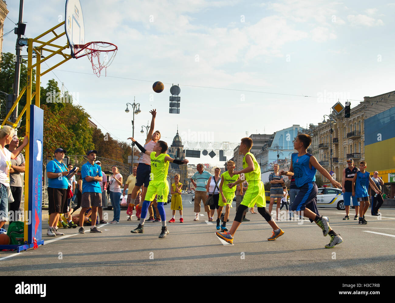 Jugendliche, die während der 3 x 3 ukrainische Streetball Meisterschaft Basketball zu spielen. Stockfoto