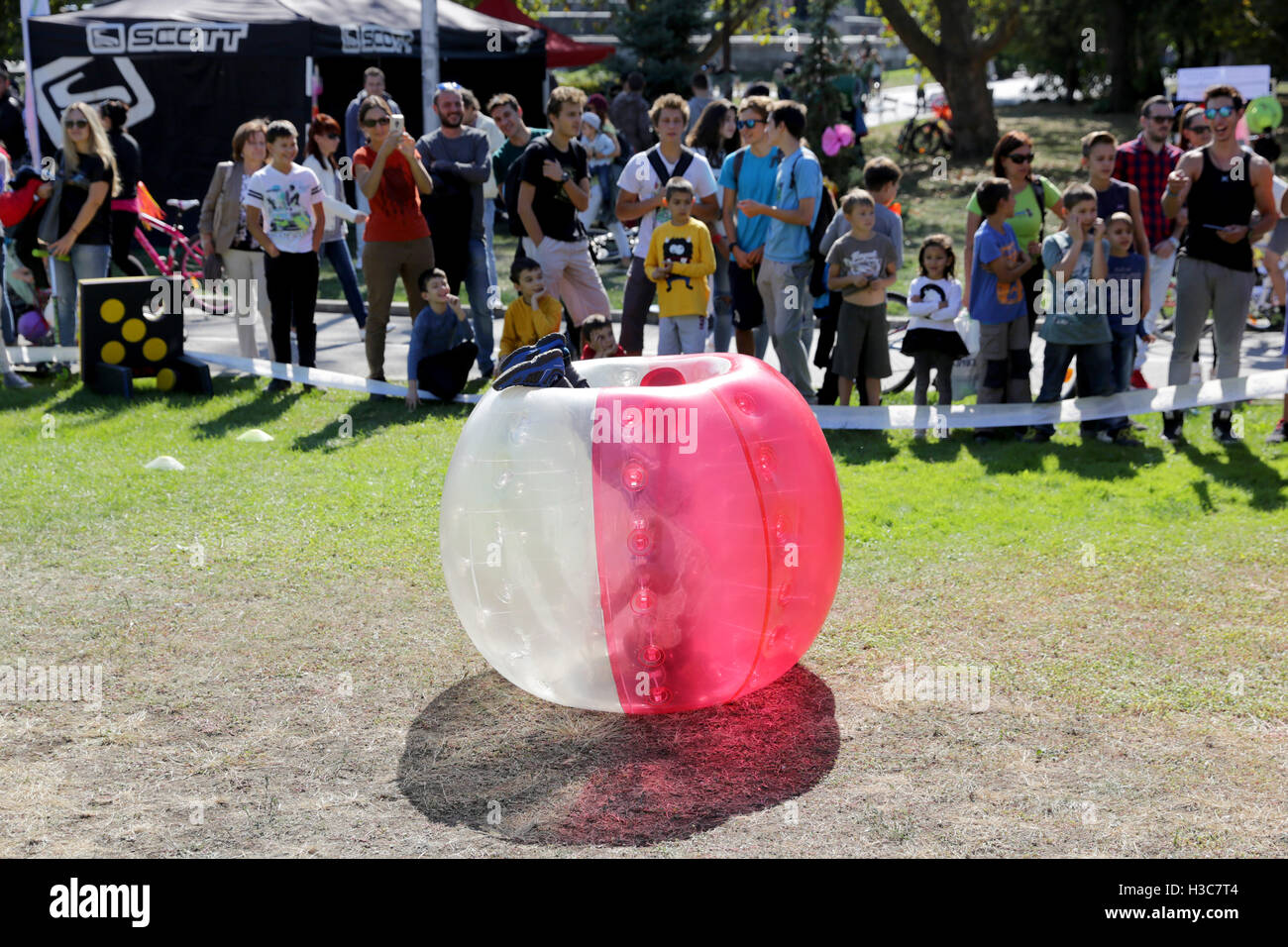 Sofia, Bulgarien - 24. September 2016: Jungen Blase Fußballspiel im Park spielen. Stockfoto