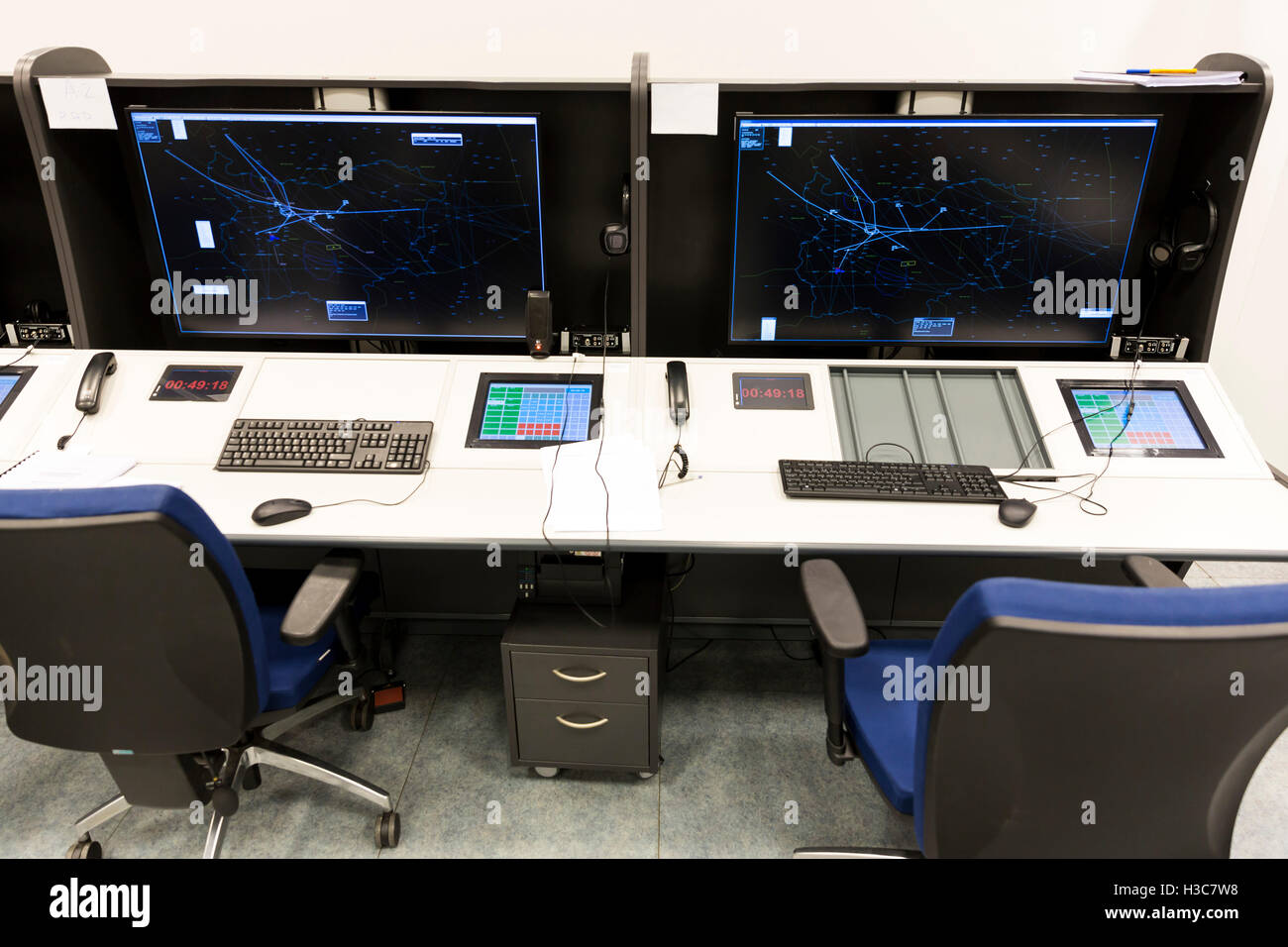 Bullgaria Air Traffic Services Authority Zentrum Kontrollraum. Controller Schreibtisch in der Nähe von Kontrolle-Computer-Monitore. Keine Menschen. Stockfoto