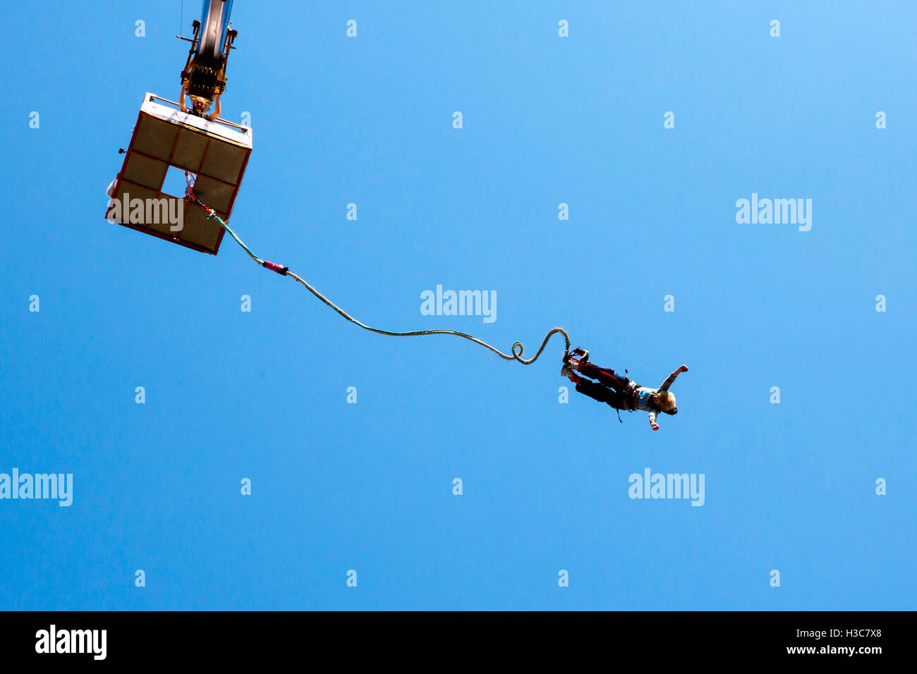 Sofia, Bulgarien - 25. September 2016: Eine alte Frau mit einem Bungee von einem Kran bis in den Himmel an einem sonnigen Sommertag springt Stockfoto