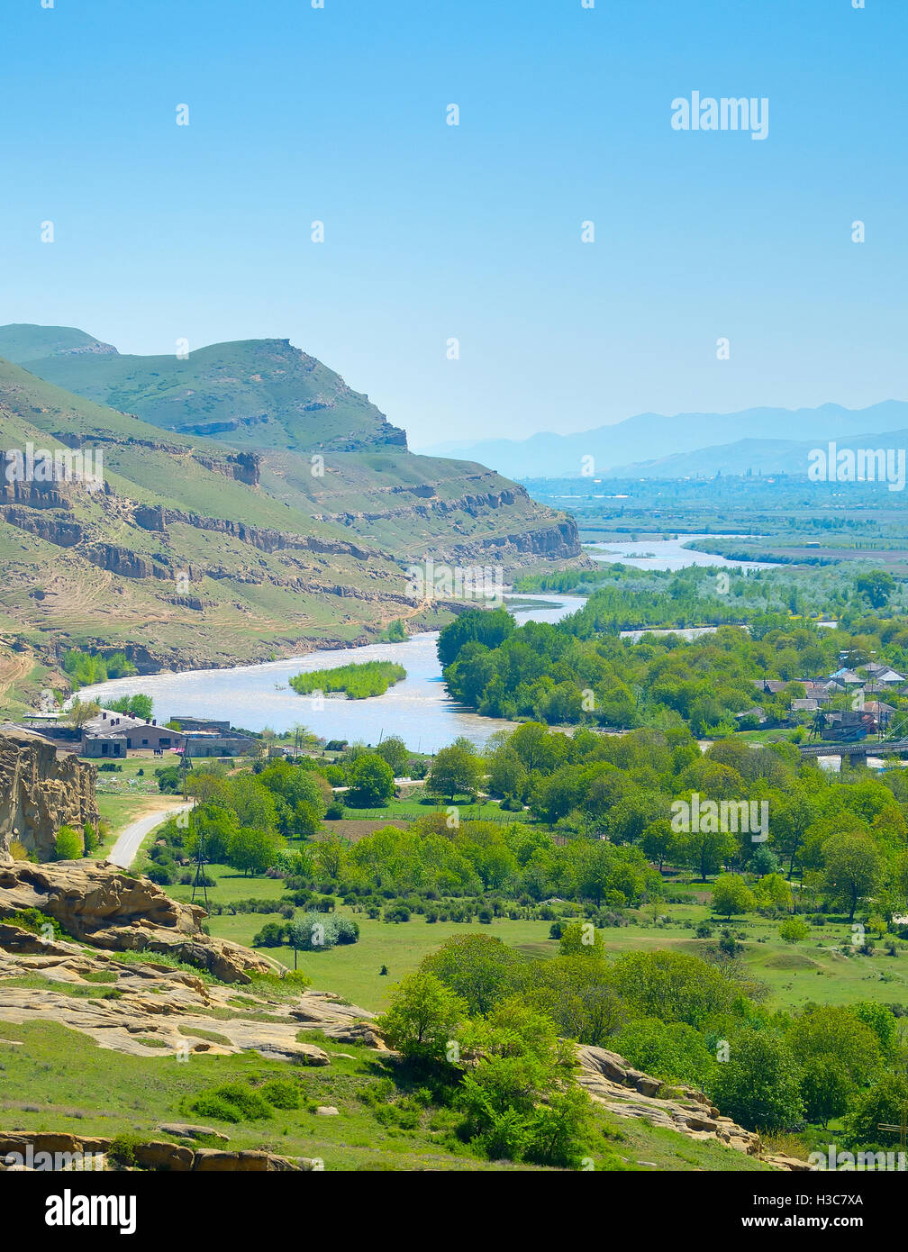 Landschaft mit Fluss, Dorf und Berge. Blick vom Uplistscikhe Höhle Felsenstadt. Georgien Stockfoto