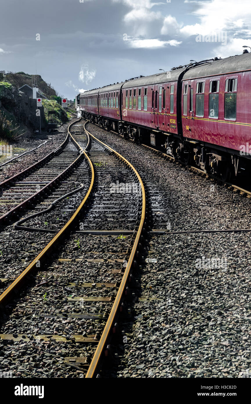 Harry Potter Dampflok zieht aus Mallaig Bahnhof auf seiner Rückreise nach Fort William, Schottland. Stockfoto