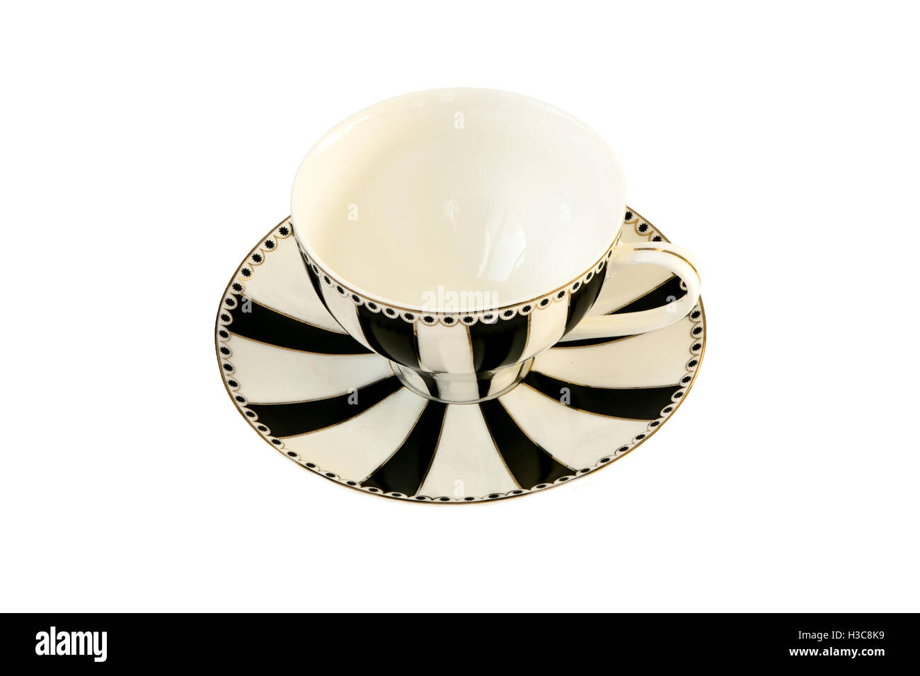 Schöne schwarz / weiß gestreift-Tasse und Untertasse isoliert auf weiss. Stockfoto