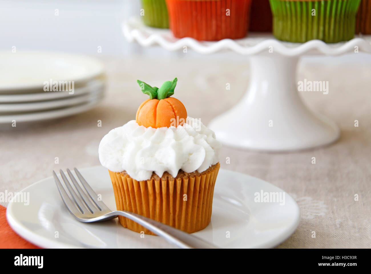 Kürbis Gewürz Cupcake mit Vanille-Buttercreme dekoriert für Halloween und Thanksgiving Stockfoto