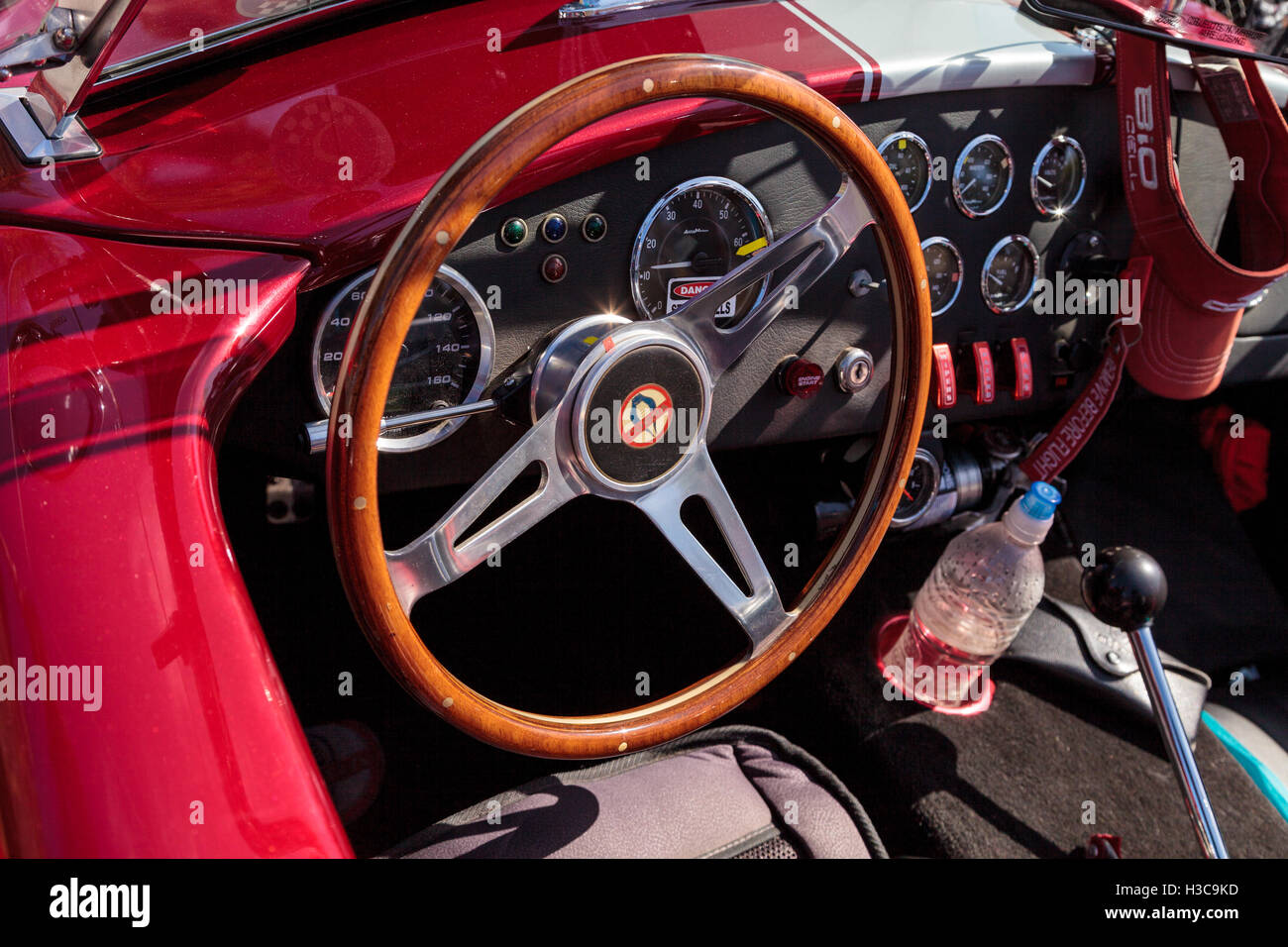 Laguna Beach, CA, USA - 2. Oktober 2016: Rot und weiß 1965 Shelby Cobra im Besitz von Kim Connole und an den Rotary Club o angezeigt Stockfoto