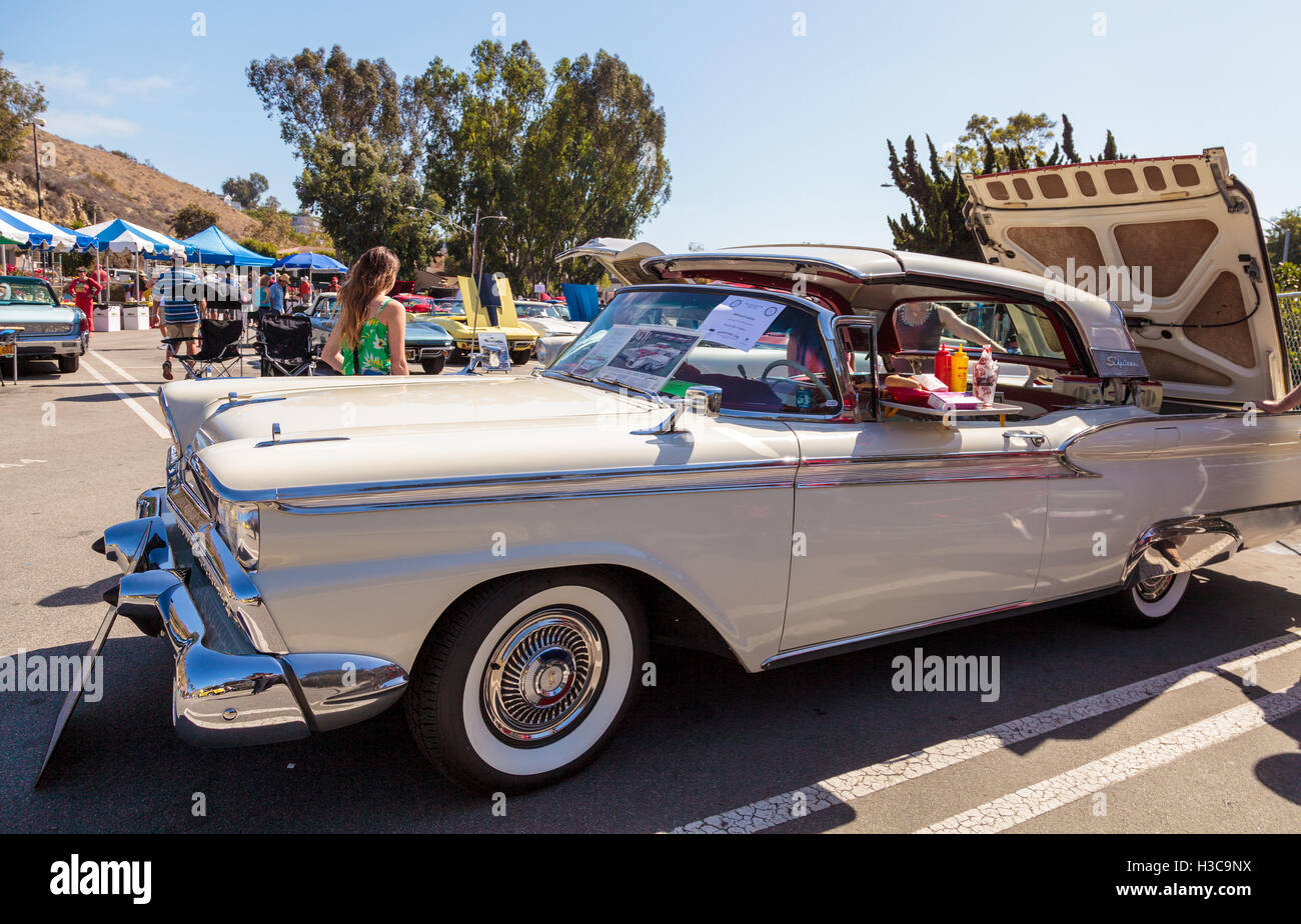 Laguna Beach, CA, USA - 2. Oktober 2016: White 1959 Ford Galaxie im Besitz von Wayne Mac Cartney und angezeigt beim Rotary Club Stockfoto