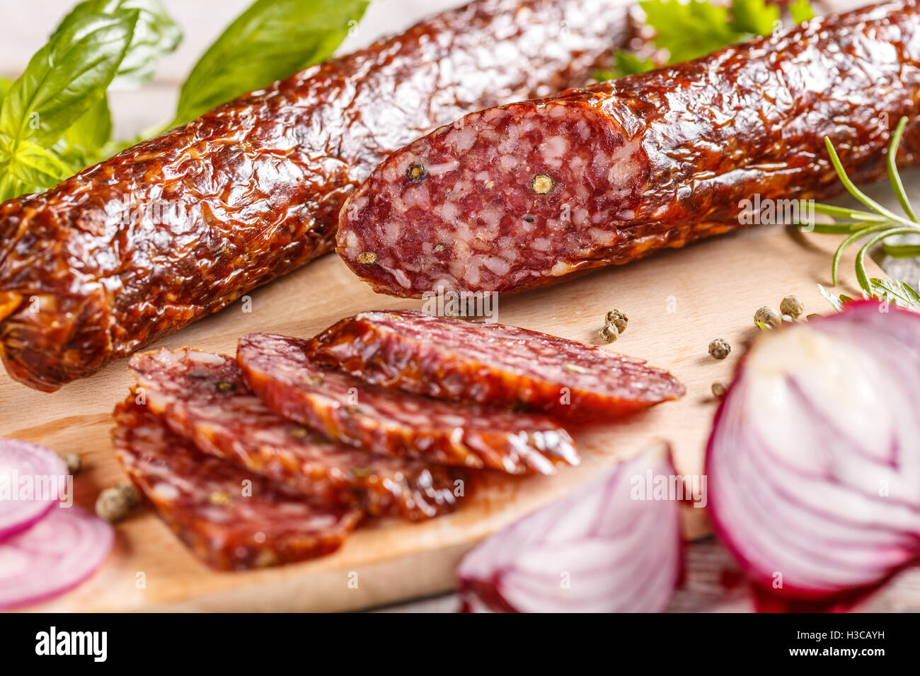 Scheiben Salami Schweinefleisch auf Holzbrett Stockfoto