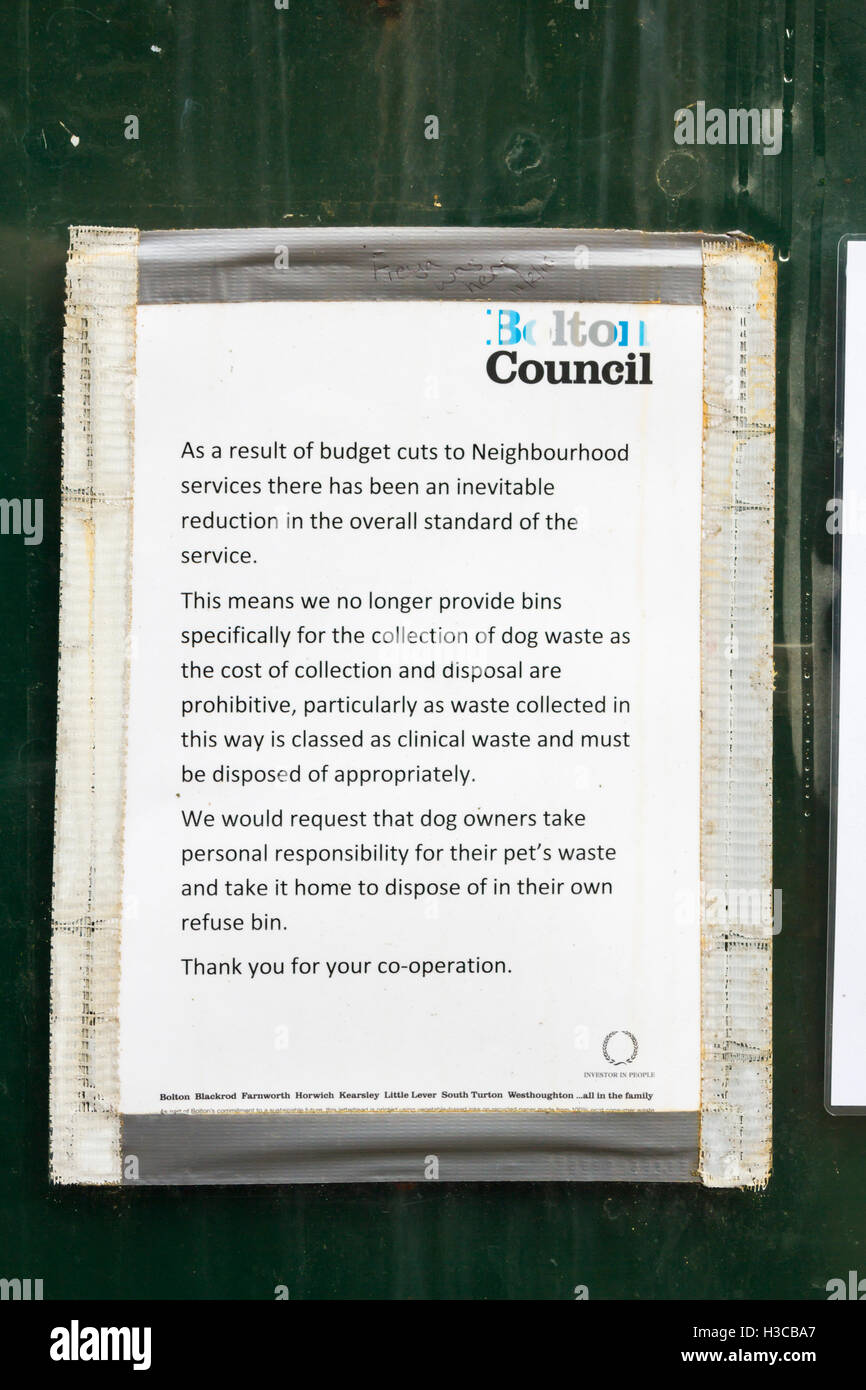 Öffentlich, die Ankündigung in der Nähe von Smithills Hall, Bolton, über das Ende des Hundes Abfallsammlung wegen Sparprogramm. Stockfoto