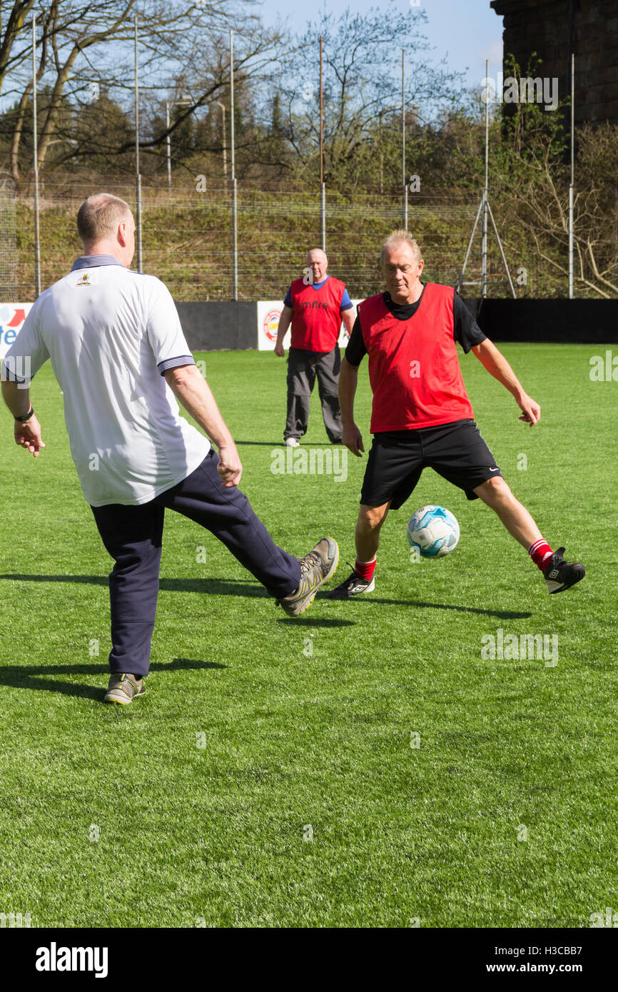 Mann mittleren Alters, die an einem Fuß Fußball teilnehmen in Bolton, Lancashire, organisiert von den Bolton Wanderers Gemeinschaft Tru Stockfoto