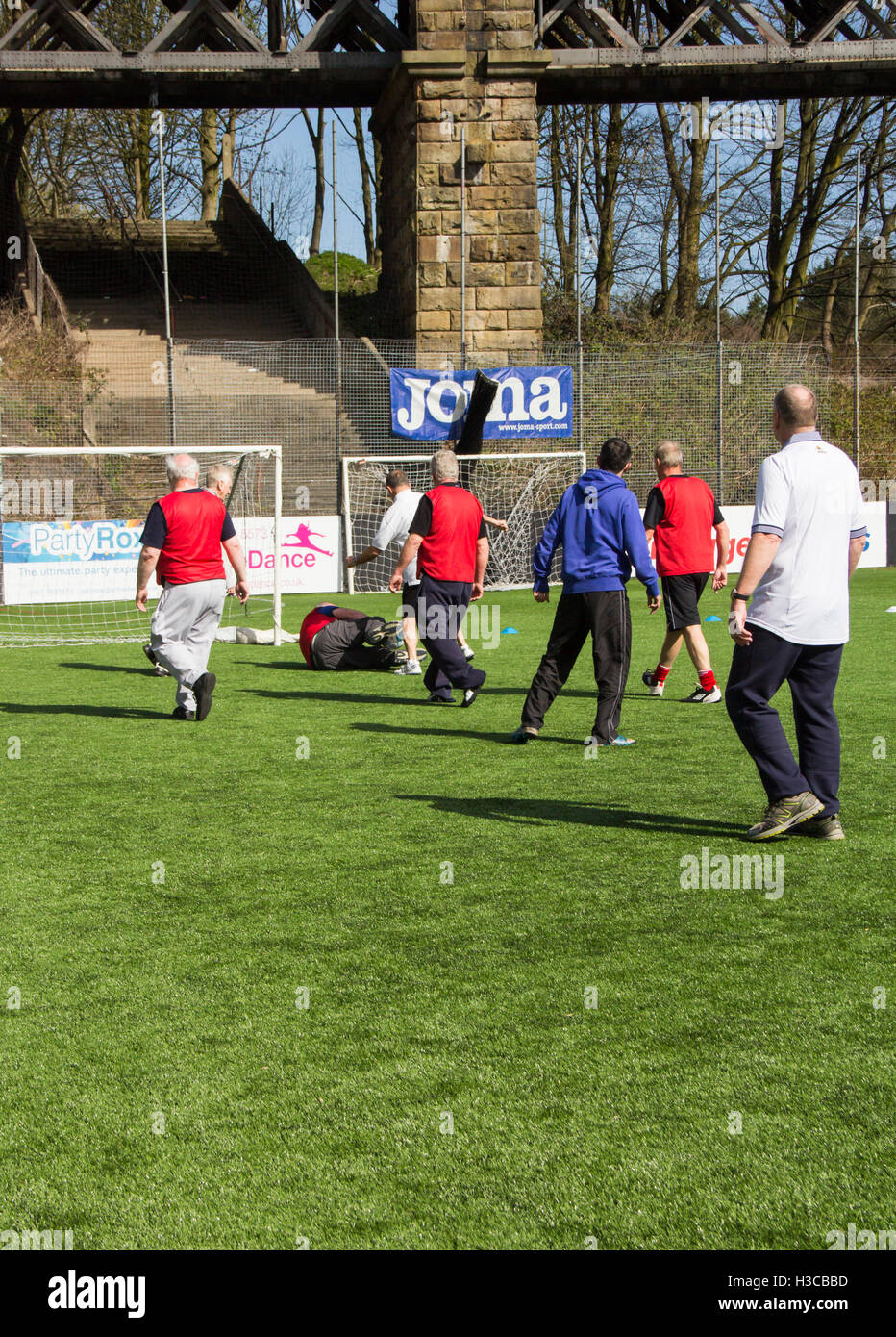 Männer mittleren Alters, die an einem Fuß Fußball teilnehmen in Bolton, organisiert Lancashire, von Bolton Wanderers Community Trust Stockfoto