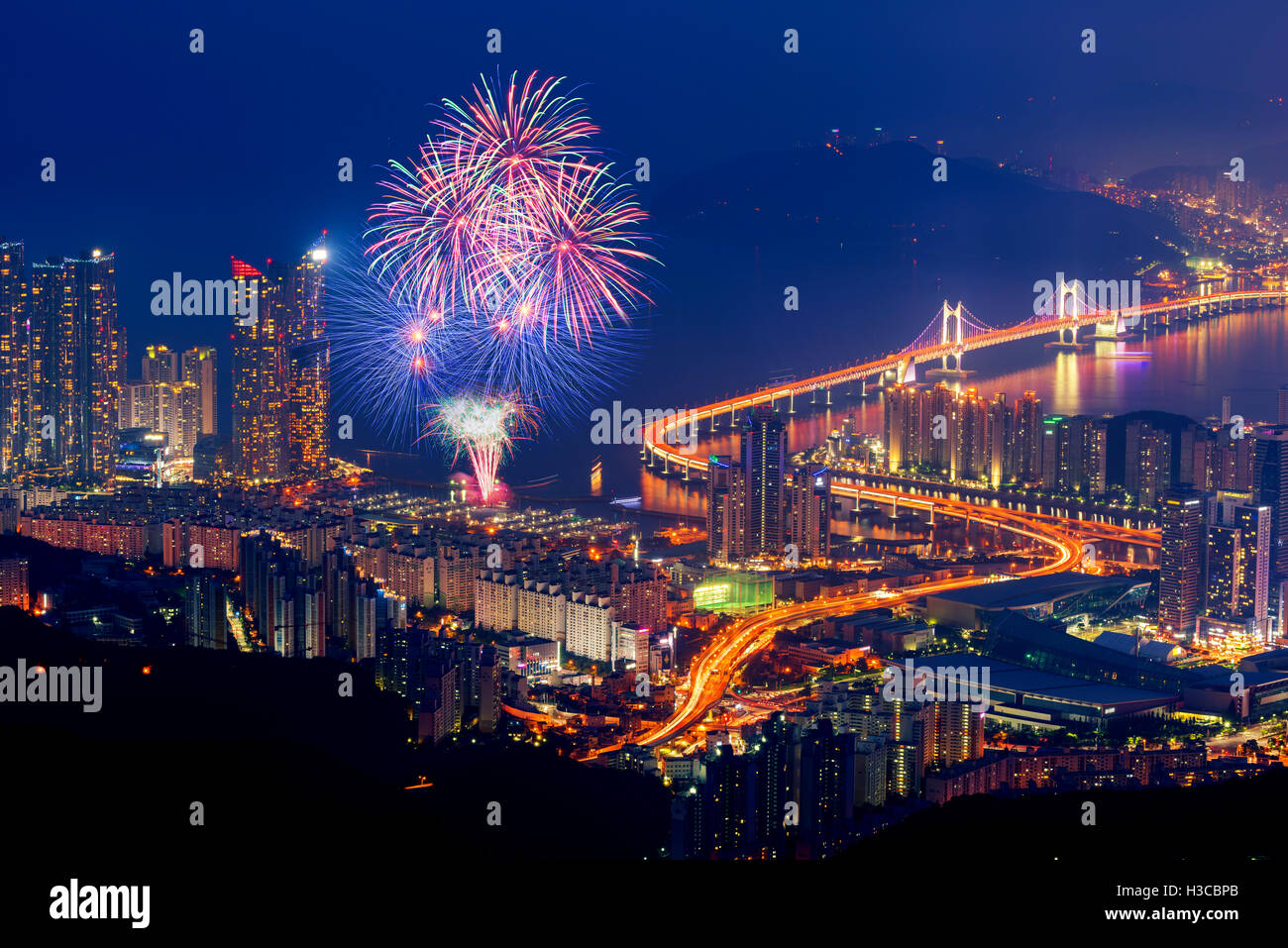 Buntes Feuerwerk und Gwangan-Brücke in der Stadt Busan, Südkorea. Stockfoto