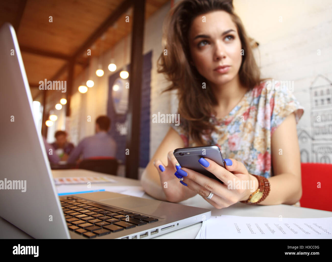 Business-Frau über Internet auf Smartphone und laptop Stockfoto