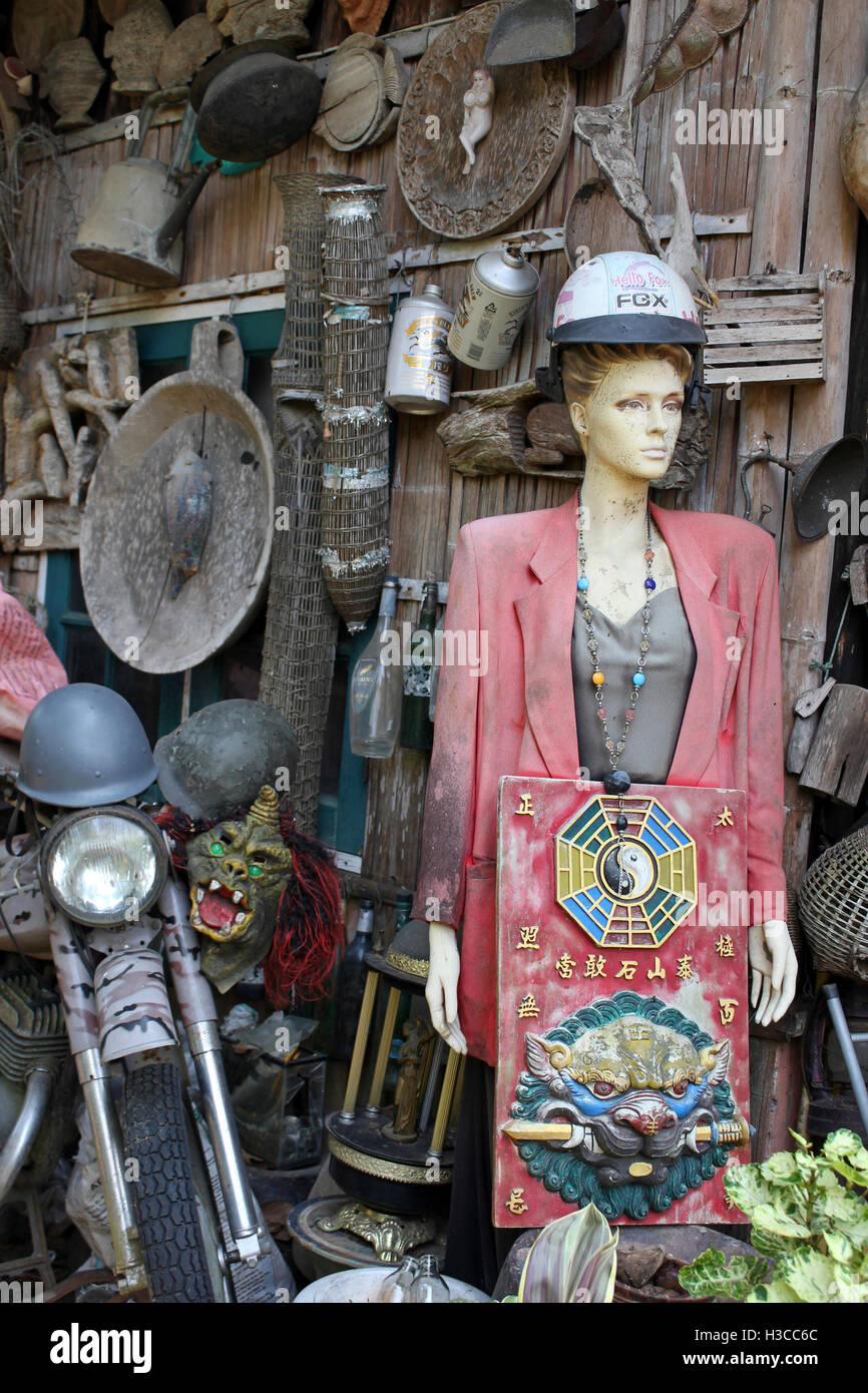 Eine vielseitige Auswahl an Müll gesammelt von Thai Lady In ihrem Haus In Amphoe Mae Rim Stockfoto