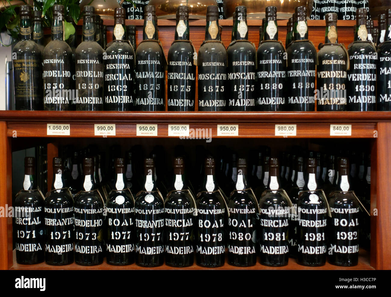 Vintage Madeira Wein zum Verkauf in D'Oliveras Lager Funchal Madeira Stockfoto