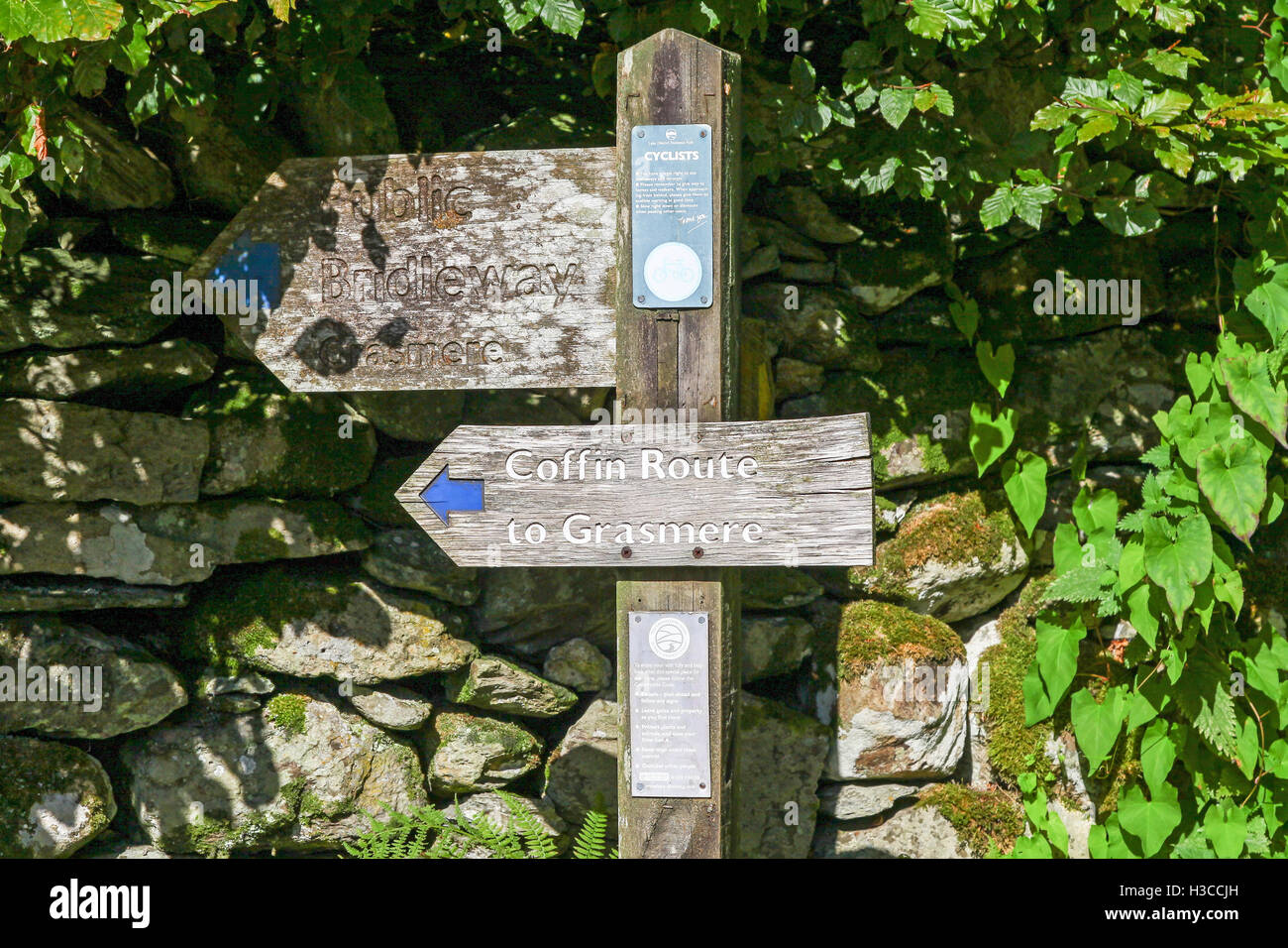 Ein Holzschild Feldpost "Sarg-Route" eine Wanderung zwischen Grasmere und Rydal im englischen Lake District Cumbria England UK Stockfoto