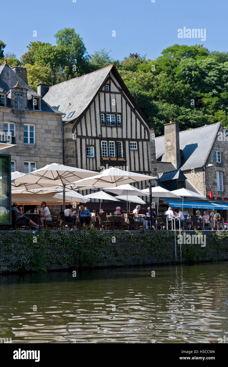 Alfresco Restaurants an den Ufern des Flusses Rance in Dinan, Bretagne Stockfoto